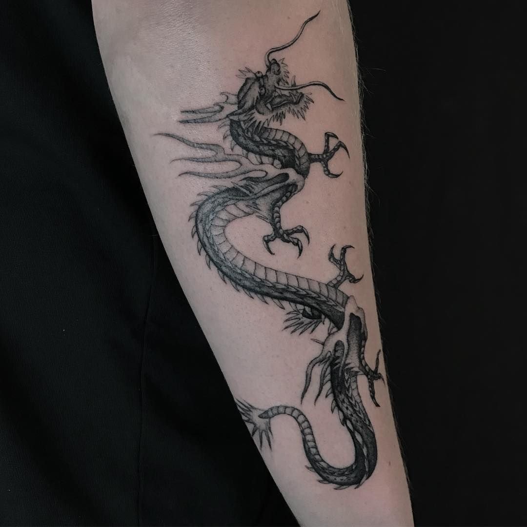 Тату дракона на руке женские