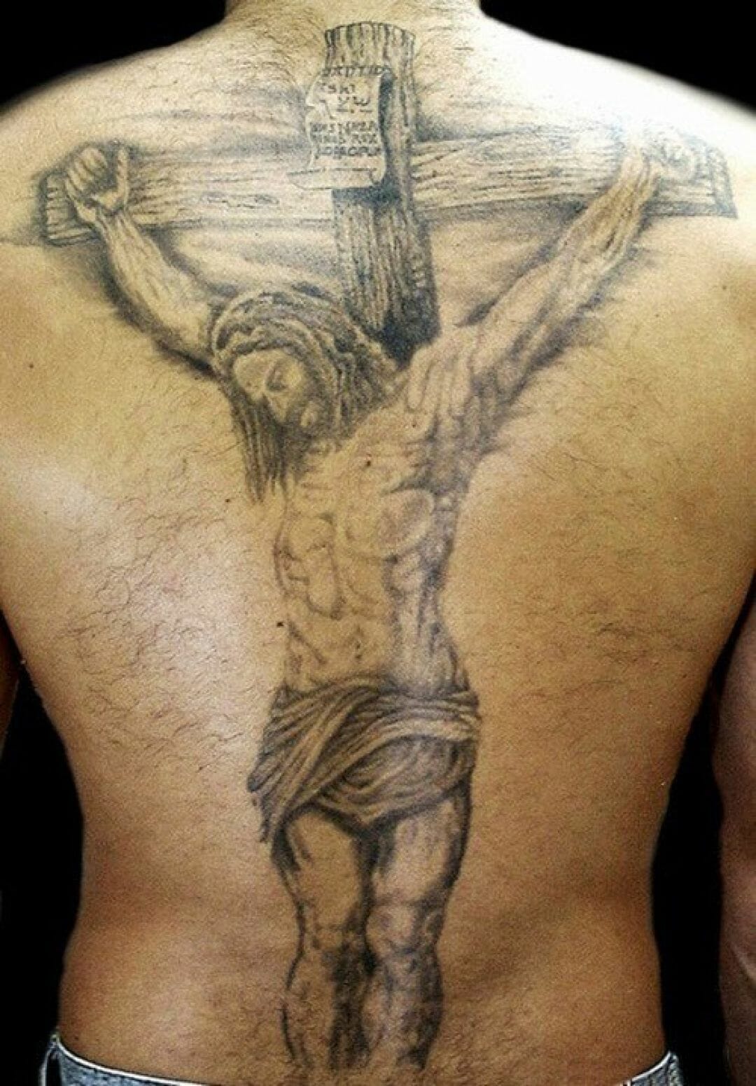 Распятие Иисуса Христа на кресте на спине