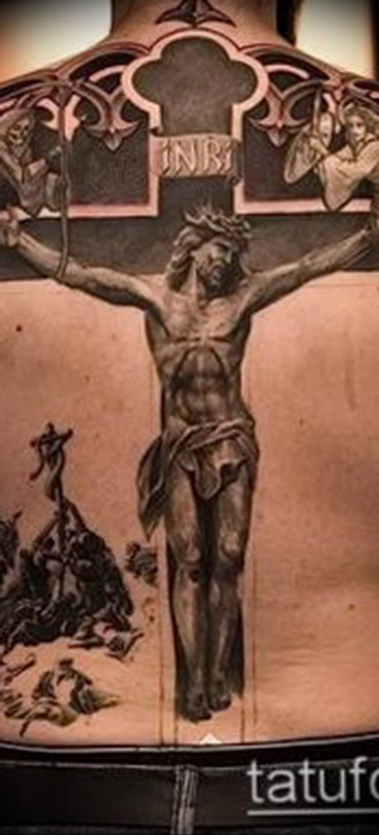 Татуировка Иисуса.Христа на спине распятого
