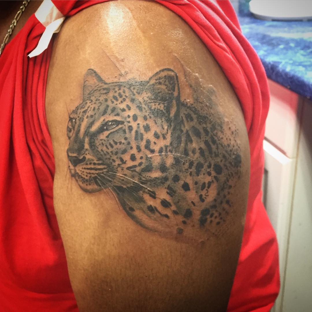 Тату леопард для мужчин на плече