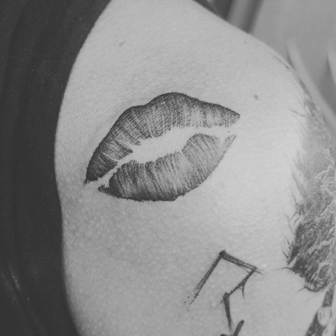 Татуировка в виде поцелуя.