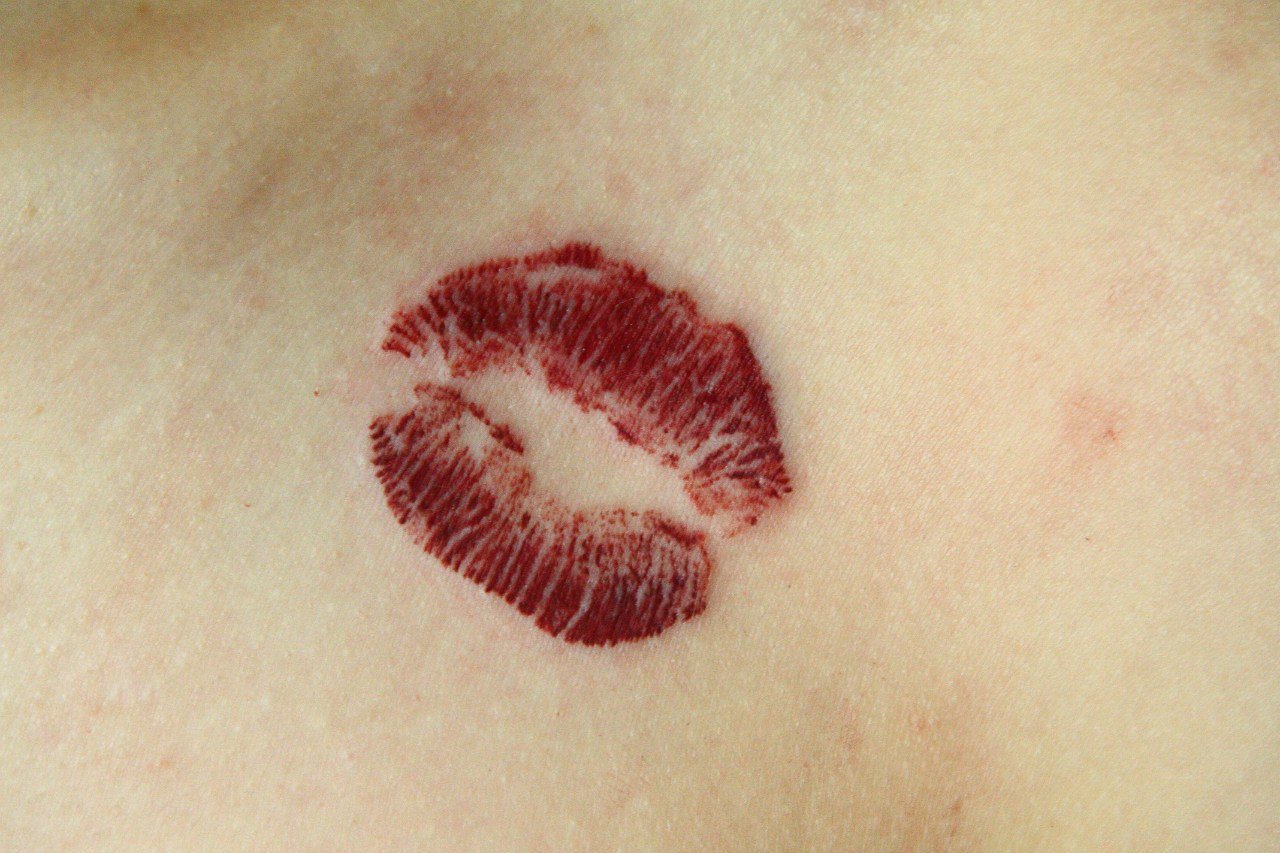 татуировка губ у мужчин
