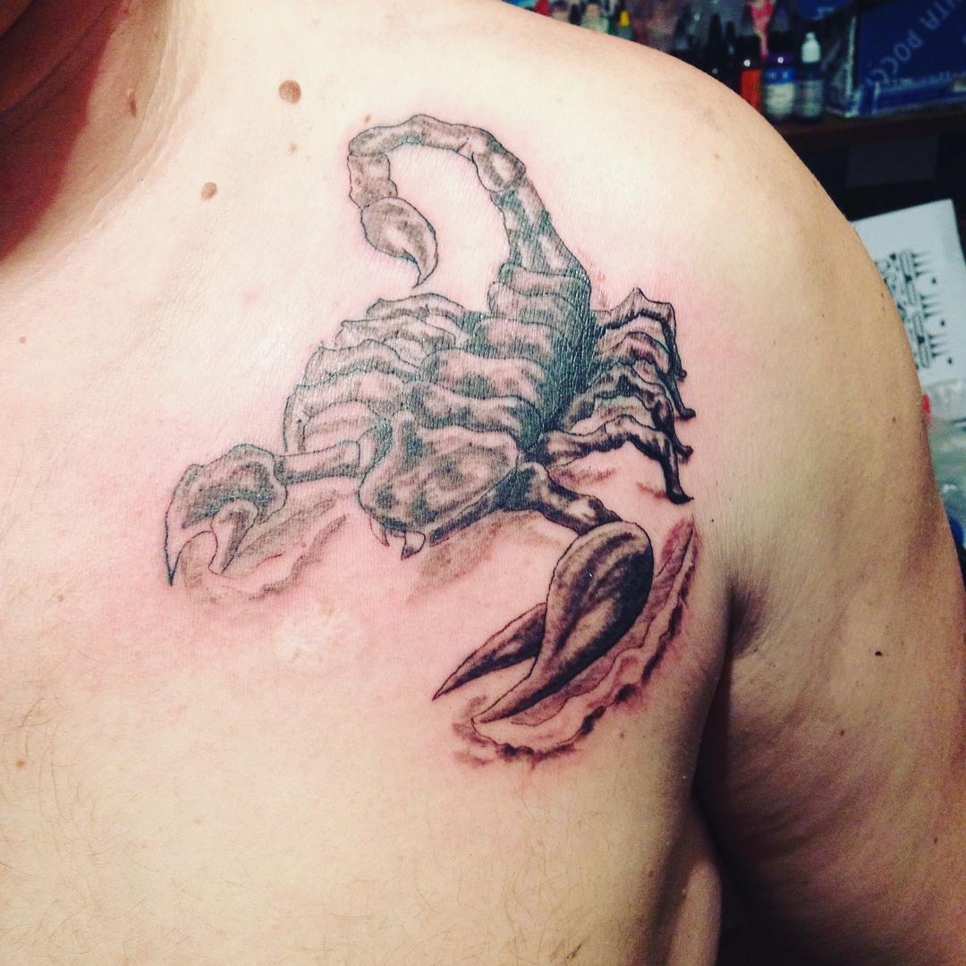 Татуировка Скорпион на грудной клетке