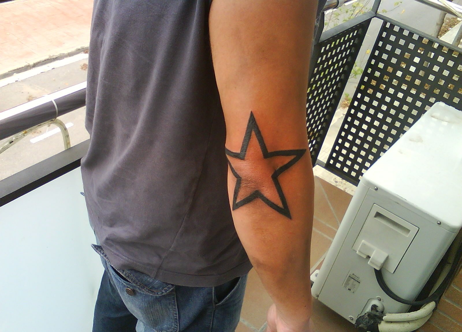Татуировка звезда на локте