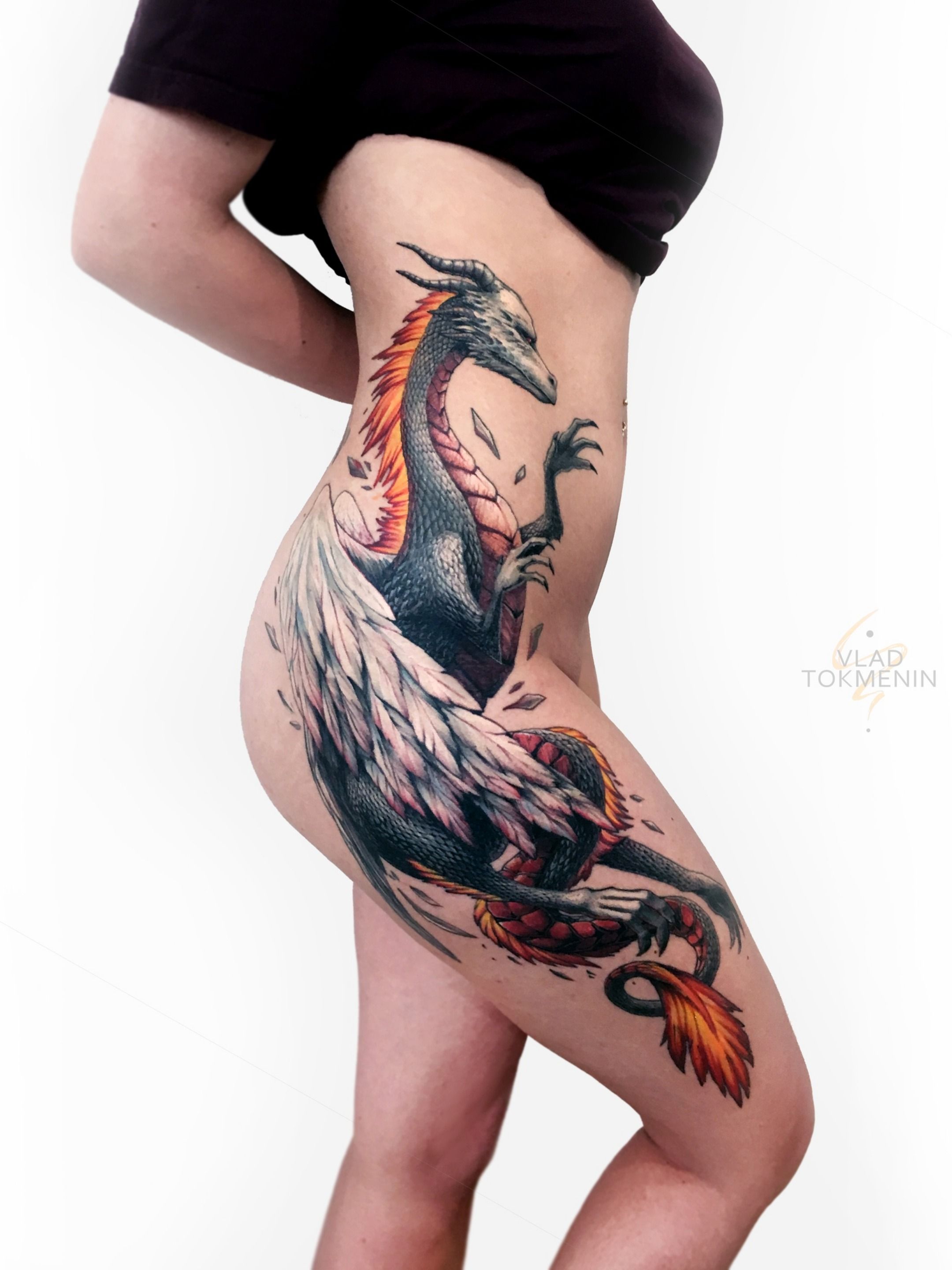 Татуировка дракона на бедре у девушки