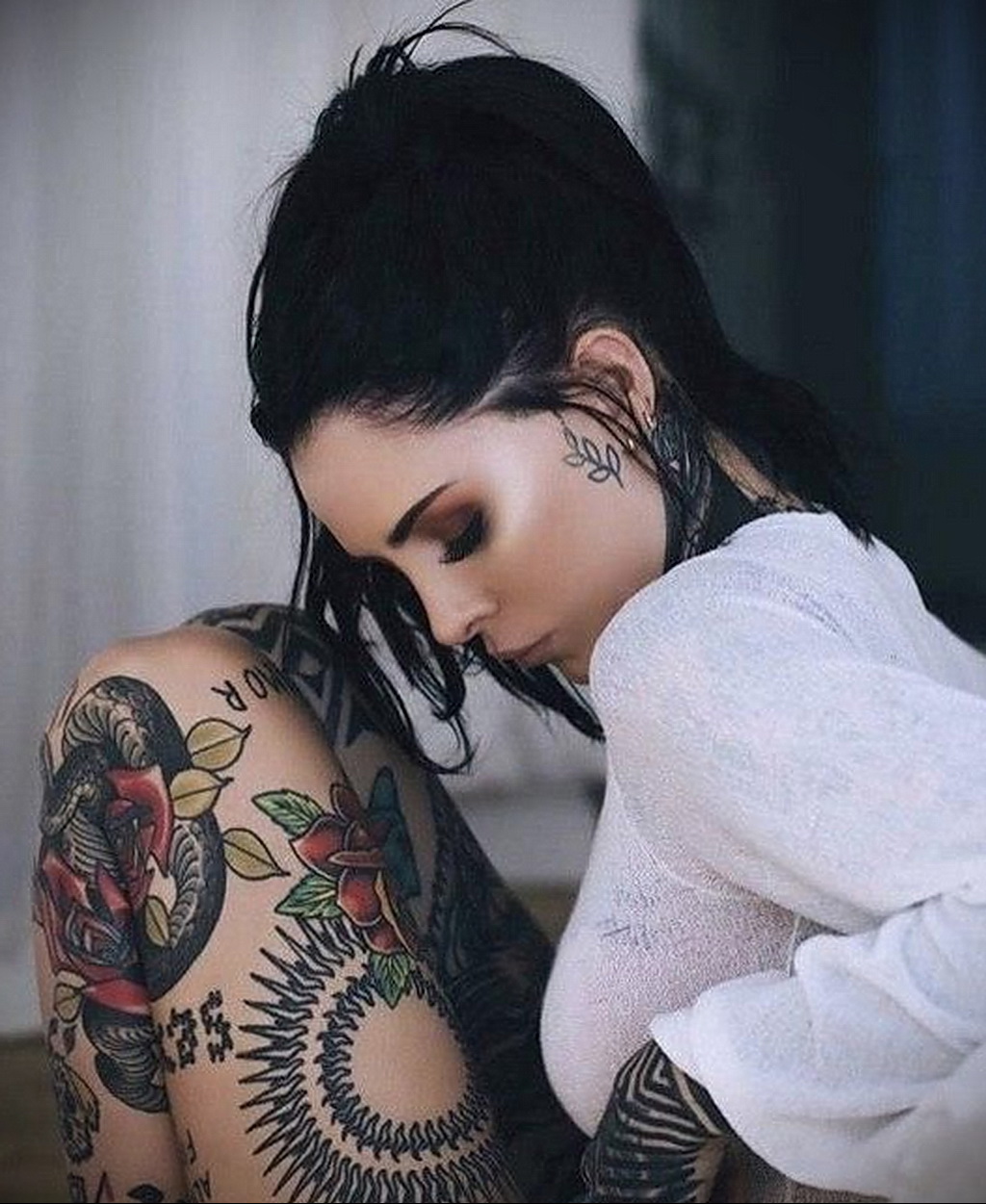 Жгучая брюнетка с татуировкой