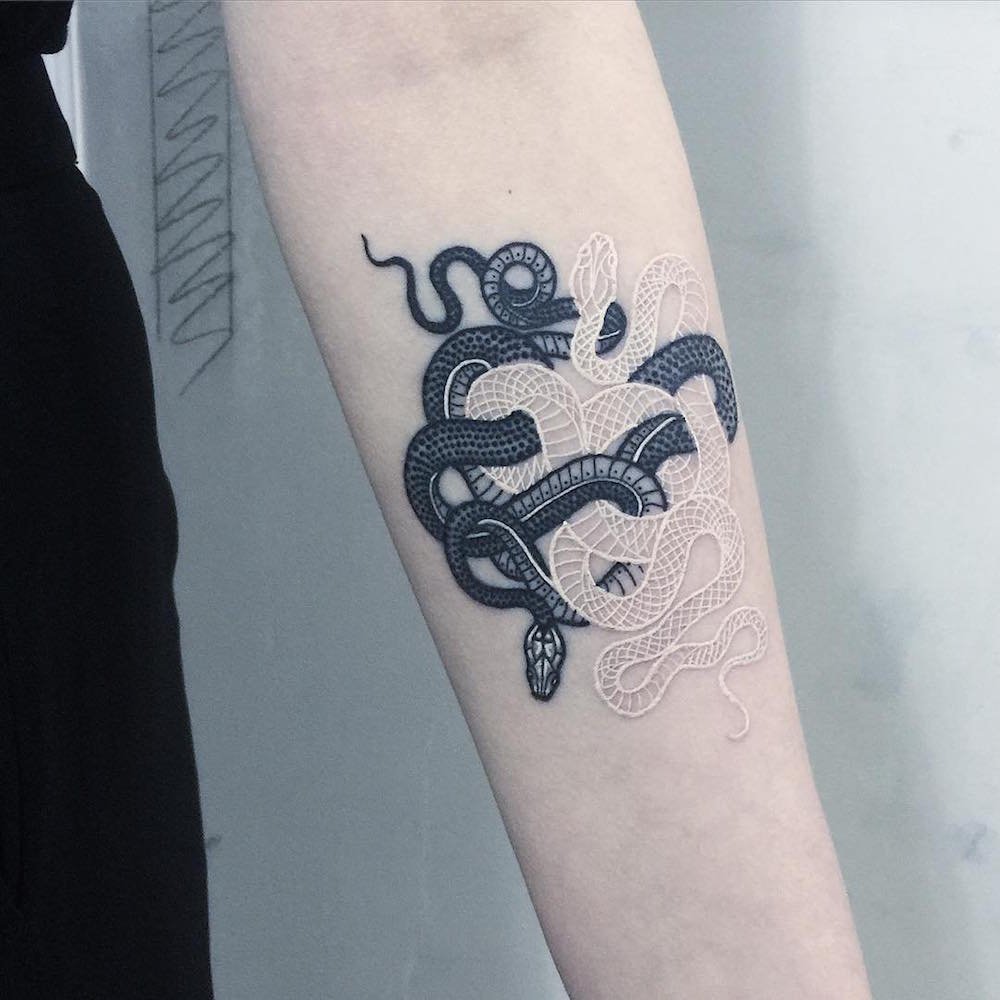 Татуировка змеи белая черная