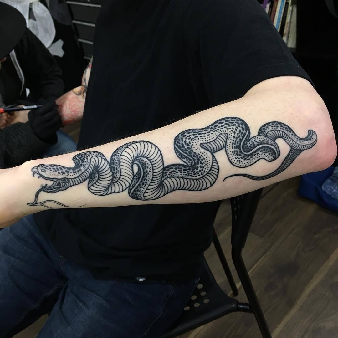 Черные тату змеи на руке мужские