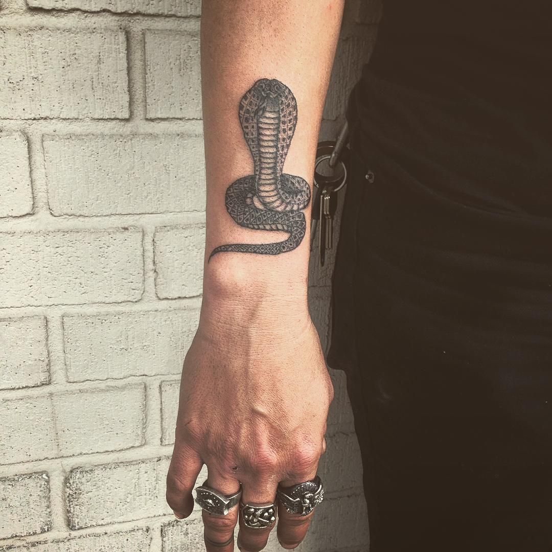 Маленькая тату змеи на руке мужская