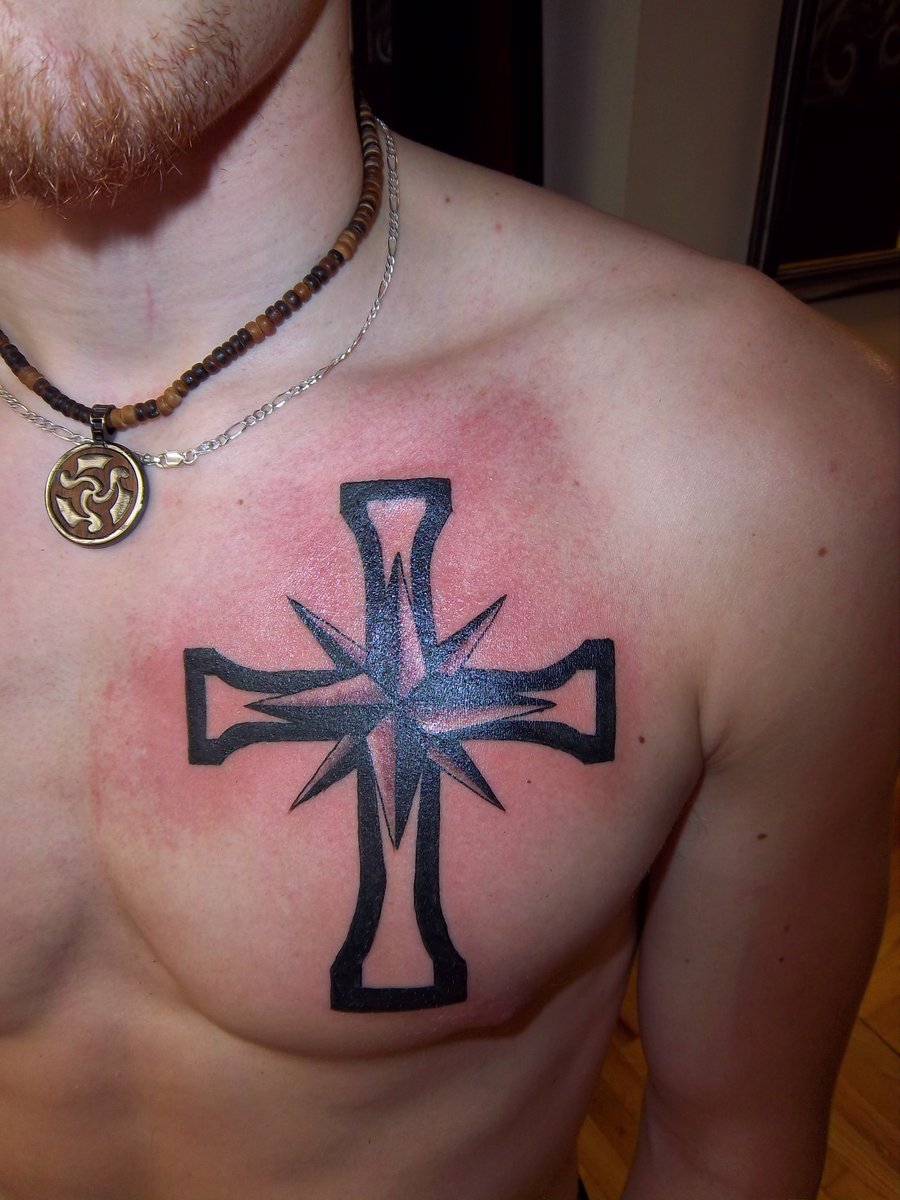 Татуировка крест на груди