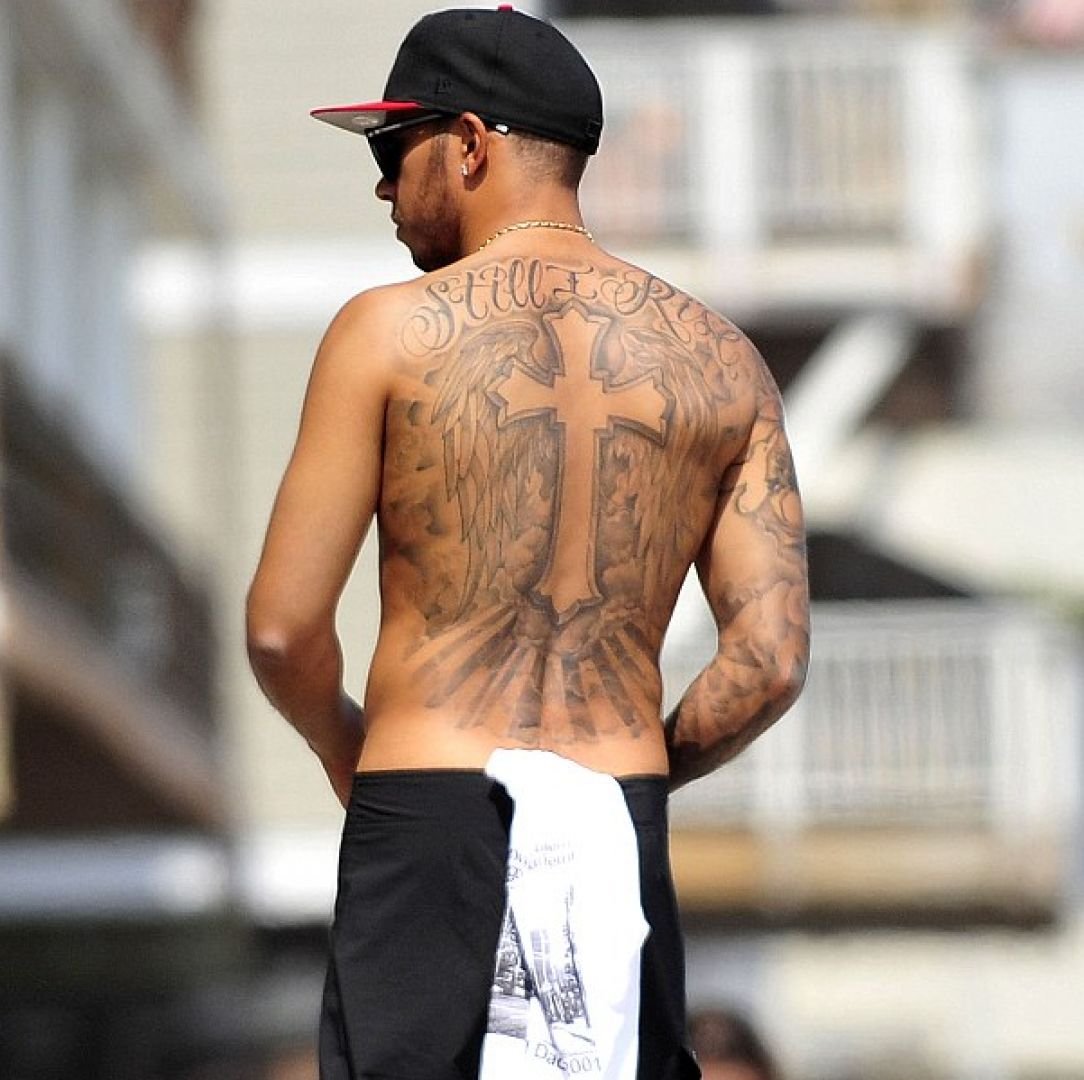 Татуировки мужские на спине крест