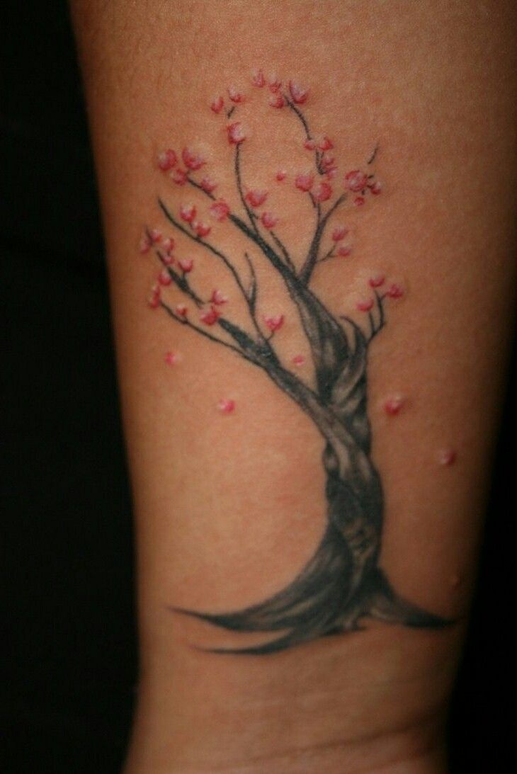 Цветущее дерево тату