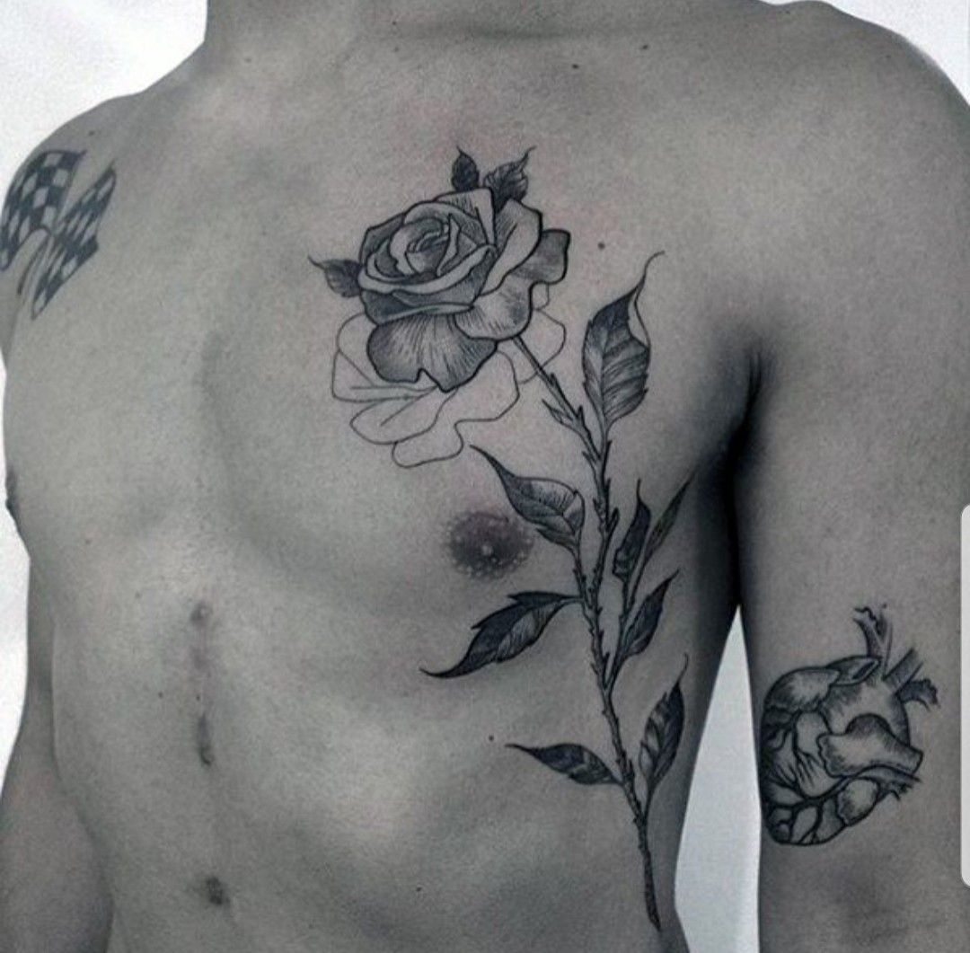 Роза на груди мужская