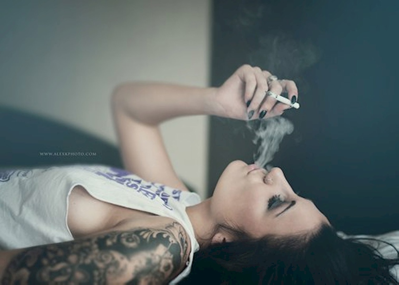 Девушка тату дым