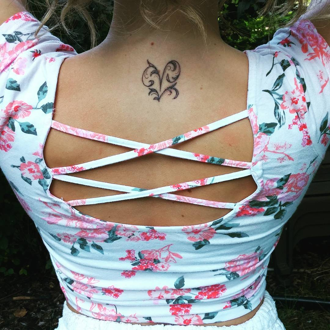 Идеи татуировок для женщин символ