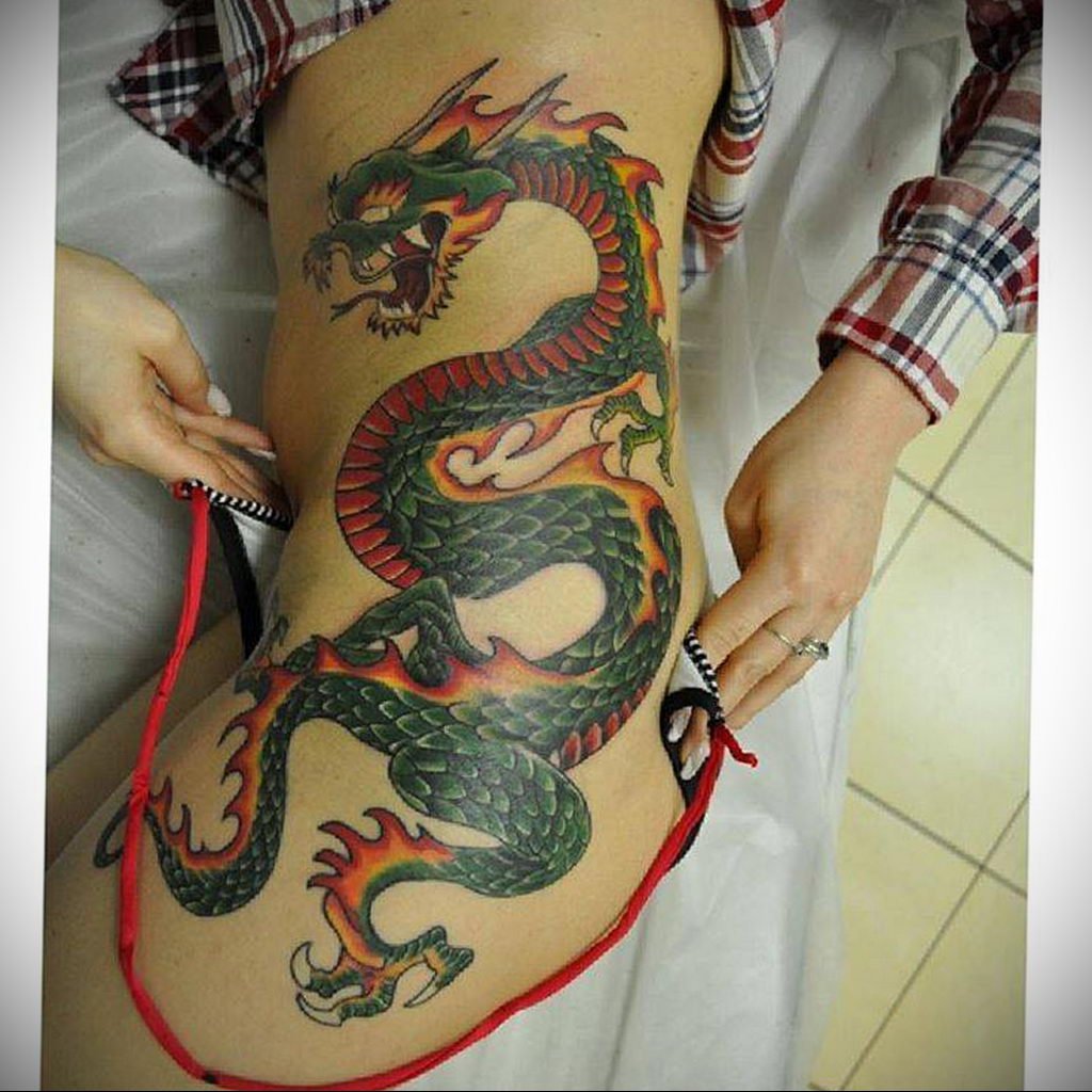 Японский дракон тату на бедре