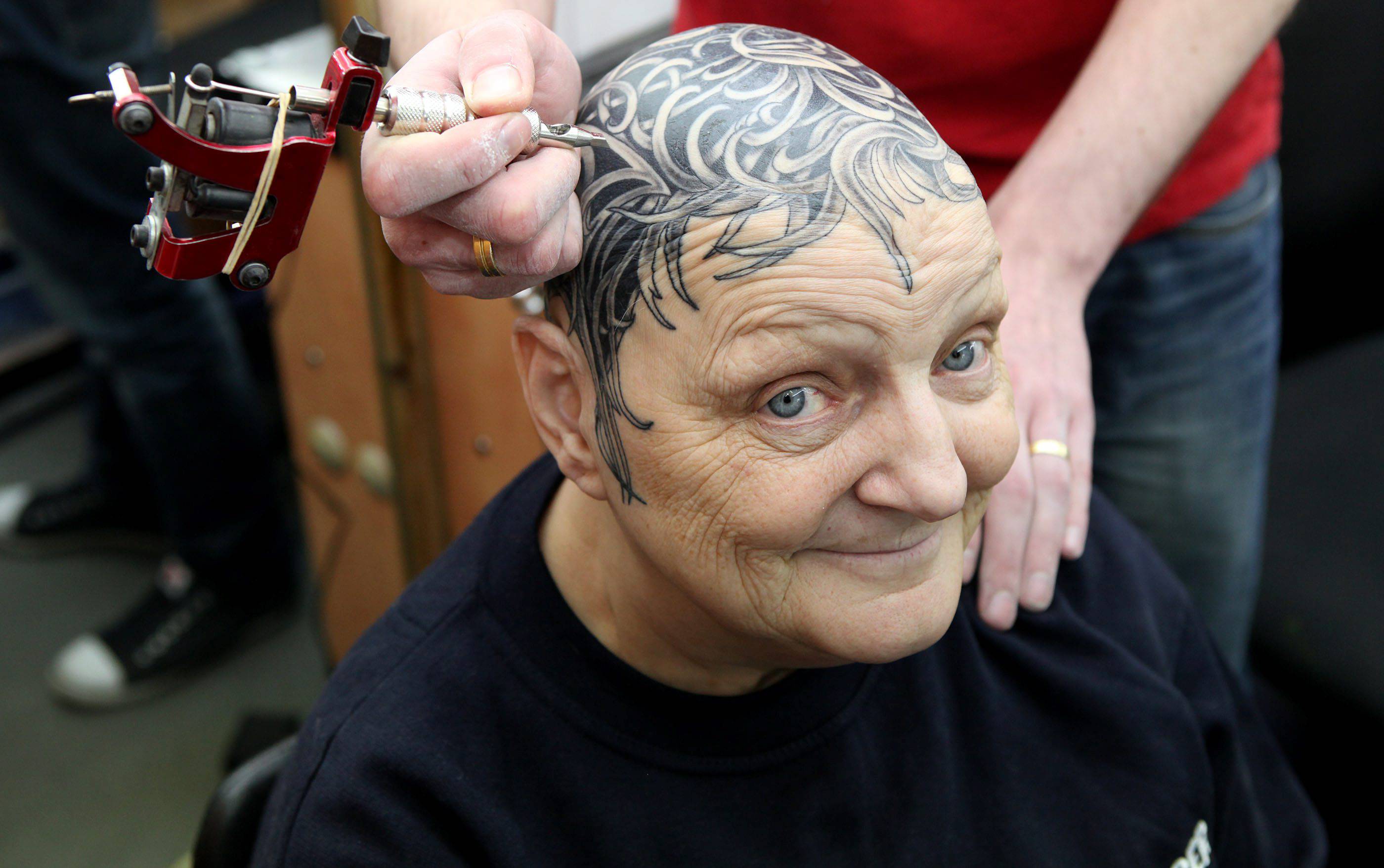 Бабушка с татуировкой на голове