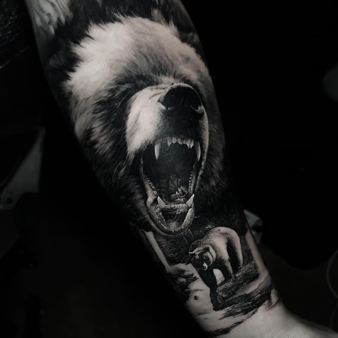 Крутые чёрные тату на руку медведя