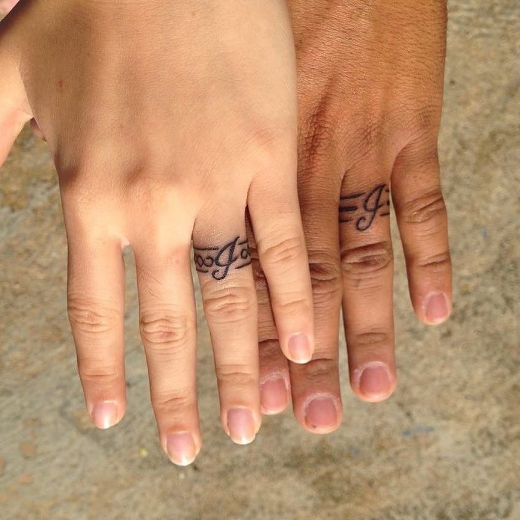 Тату кольцо на пальце девушки