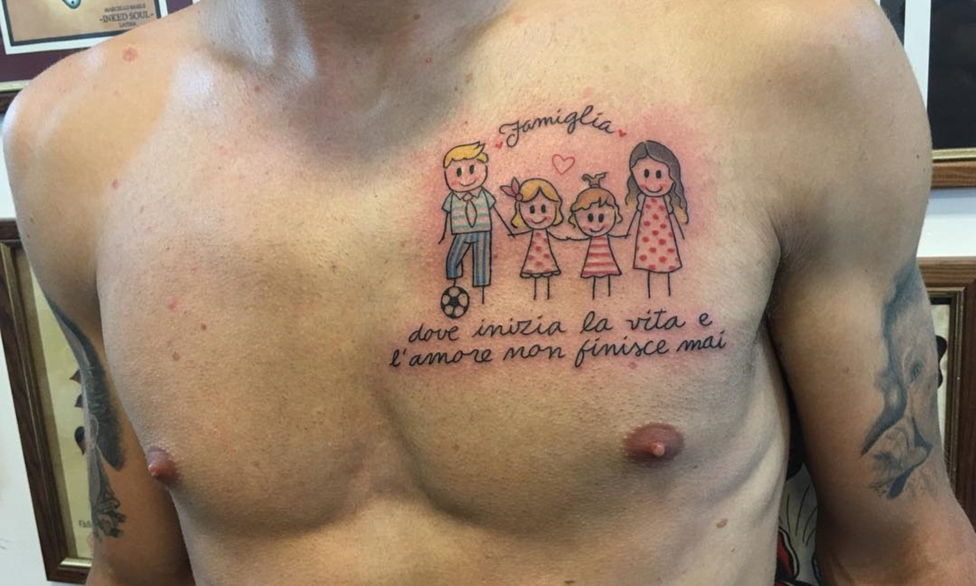 Татуировка дочери на груди