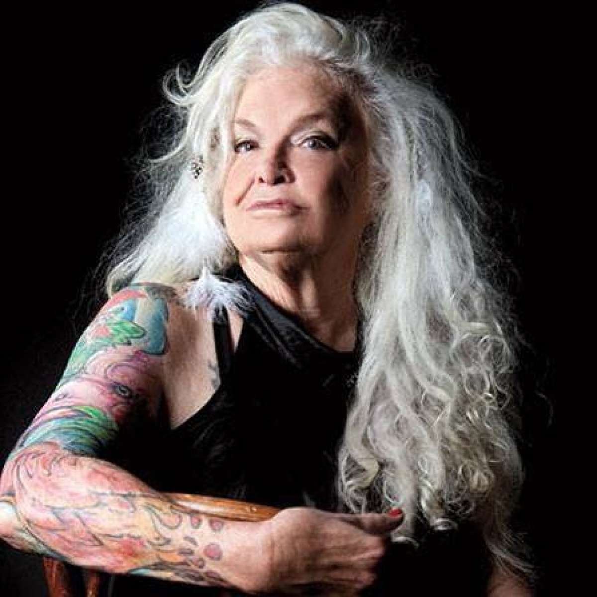 Женщина в 55 лет забила тело и доказала: татуировки в старости —