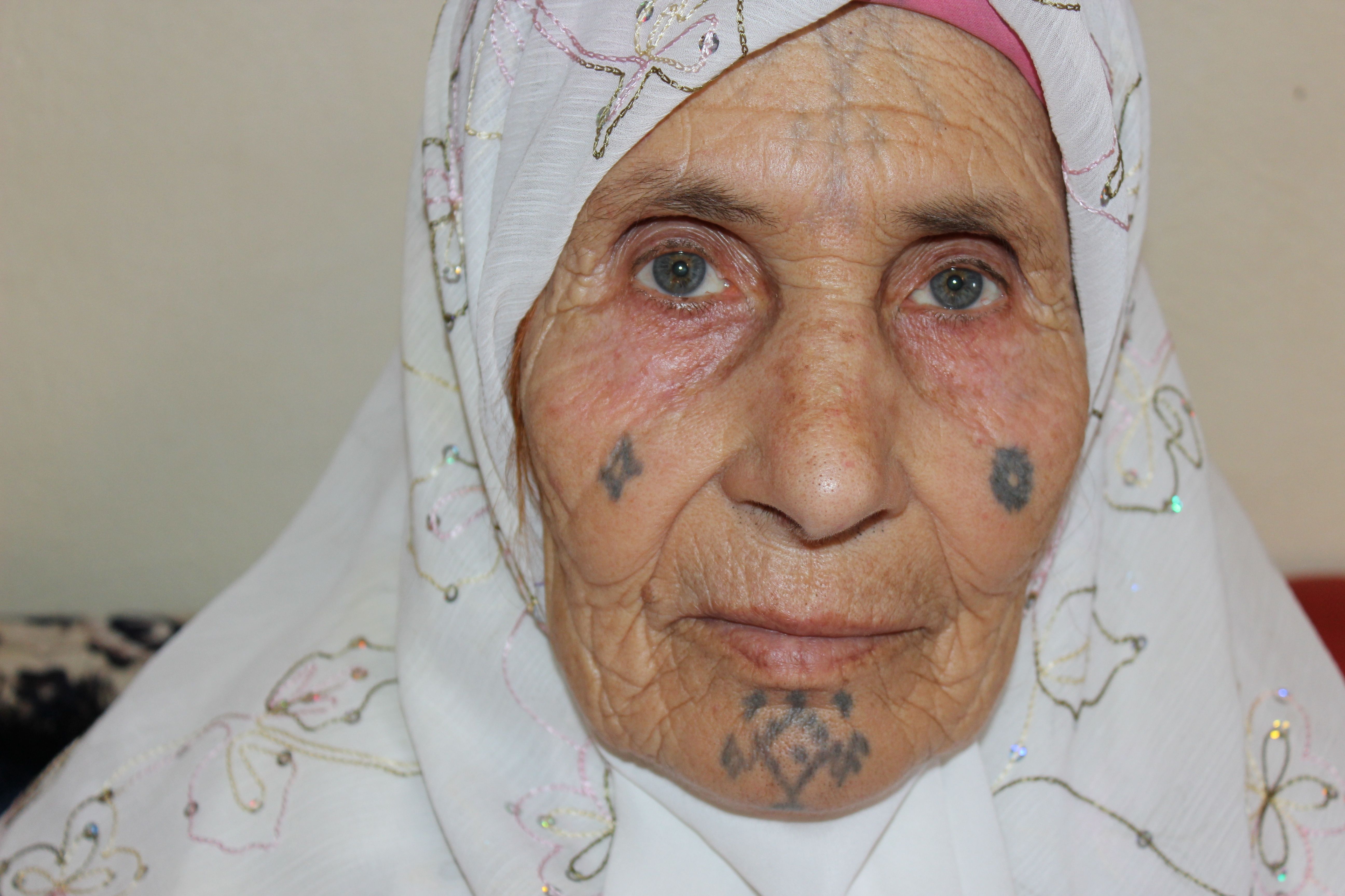 Старые женщины с татуировками на лице