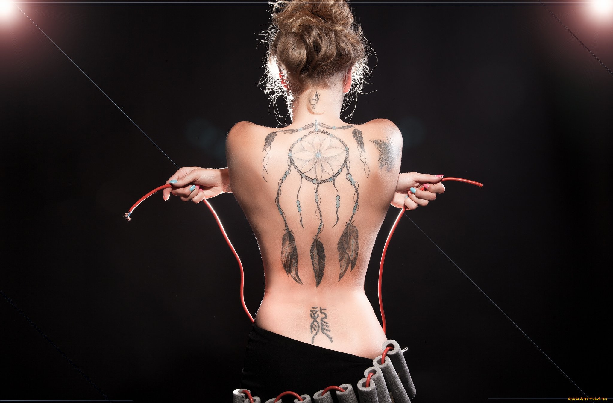 Татуировка на спине у девушки