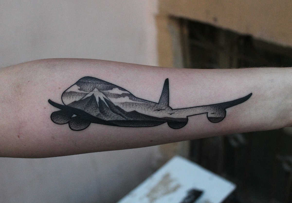 Татуировка в виде самолетика
