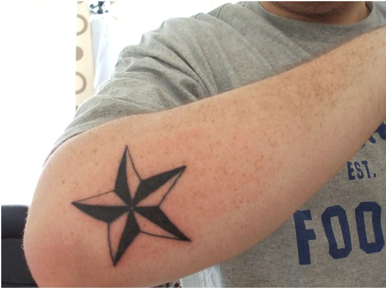 Татуировка звезда на локте