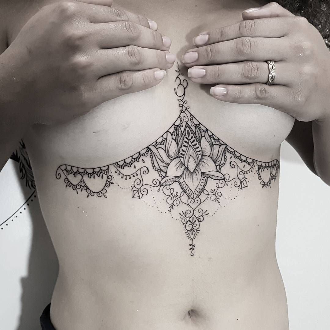 Женские Татуировки под грудью
