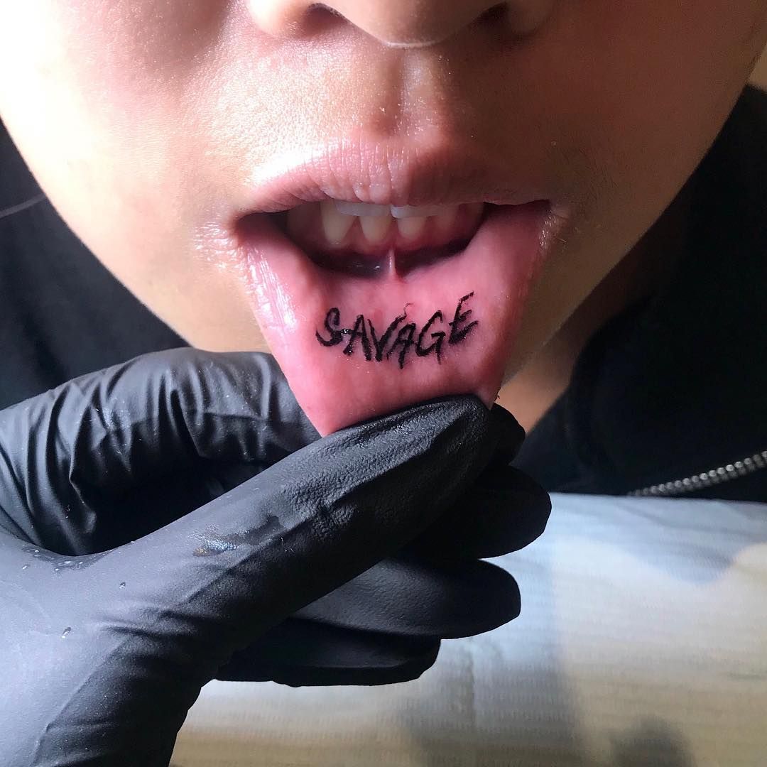 что означает татуировка губы у мужчин