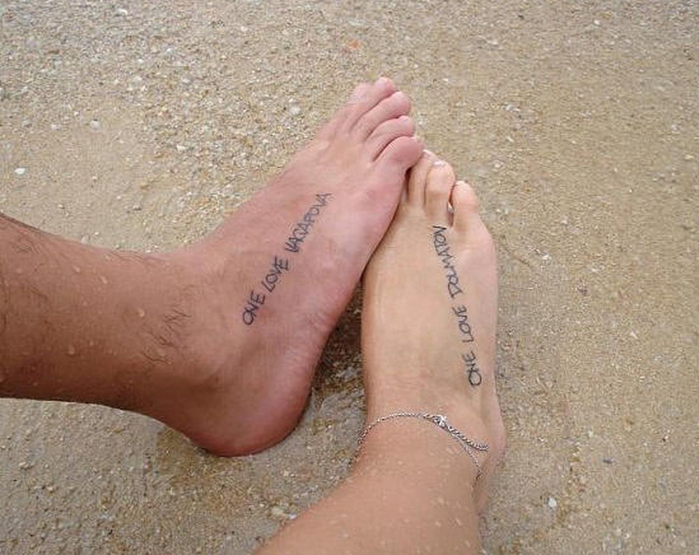 Парные тату на ногах надписи