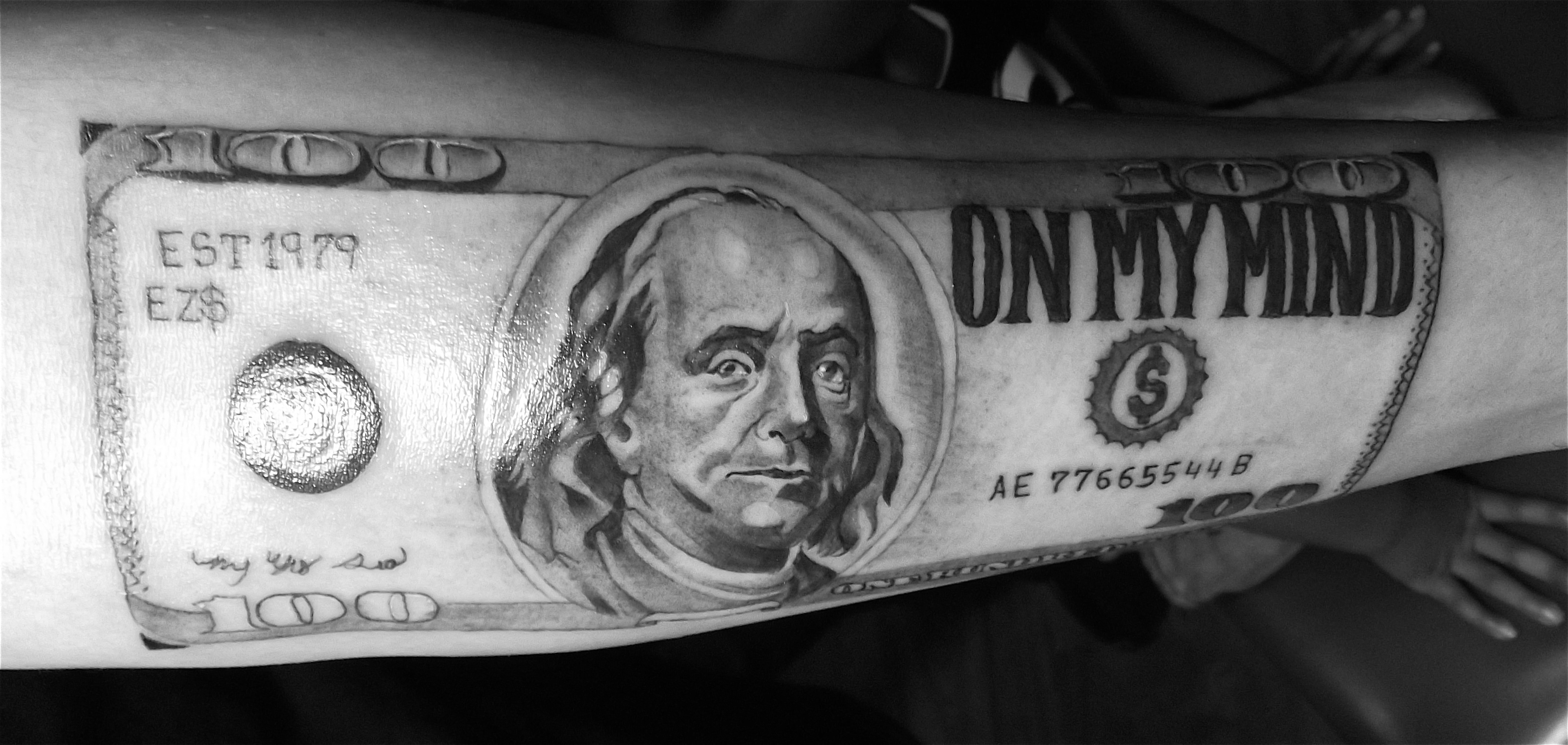 Бенджамин Франклин тату купюраТату доллар эскизыТату доллар на рукеТату дол...