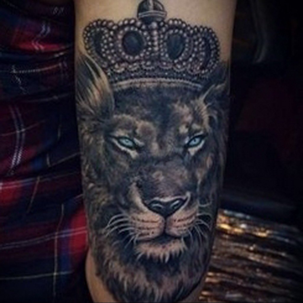 Тату тигр с короной на плече мужские