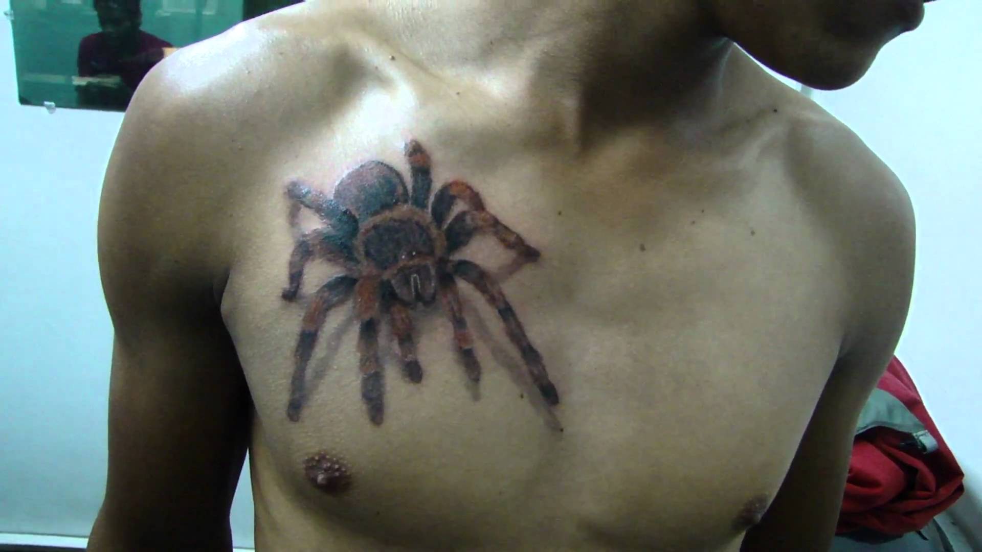 Паук на груди человека паука