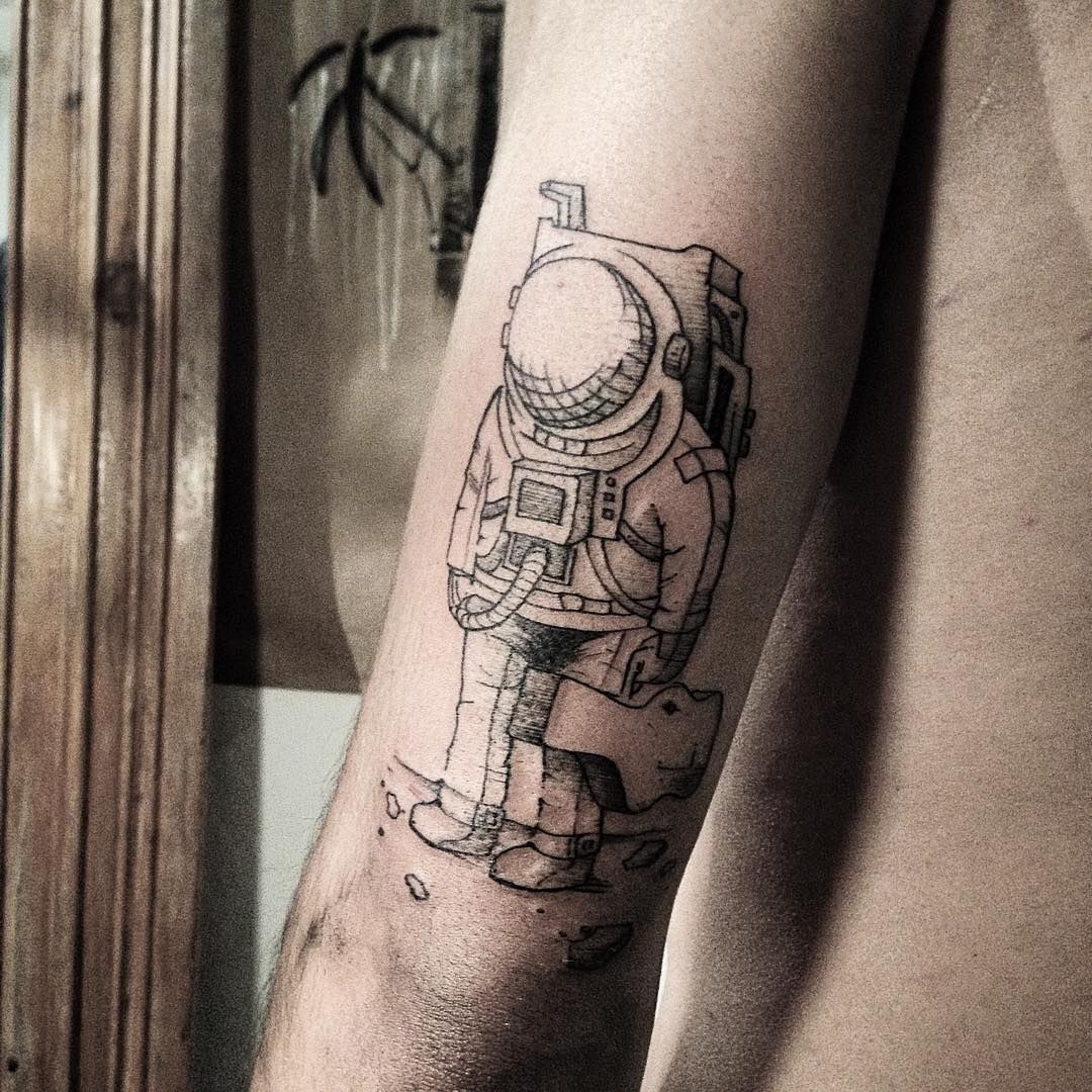 татуировка космонавт на руке значение для мужчин
