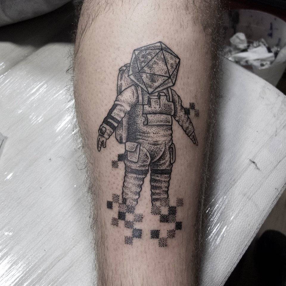 Космонавт на кресте тату