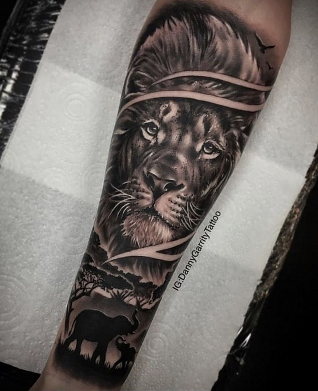 Татуировка на предплечье для мужчин Лев