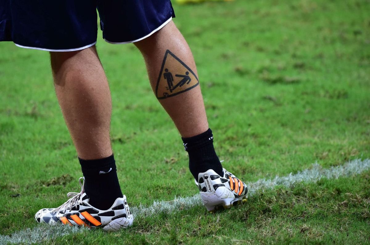 Футбольные тату на ноге