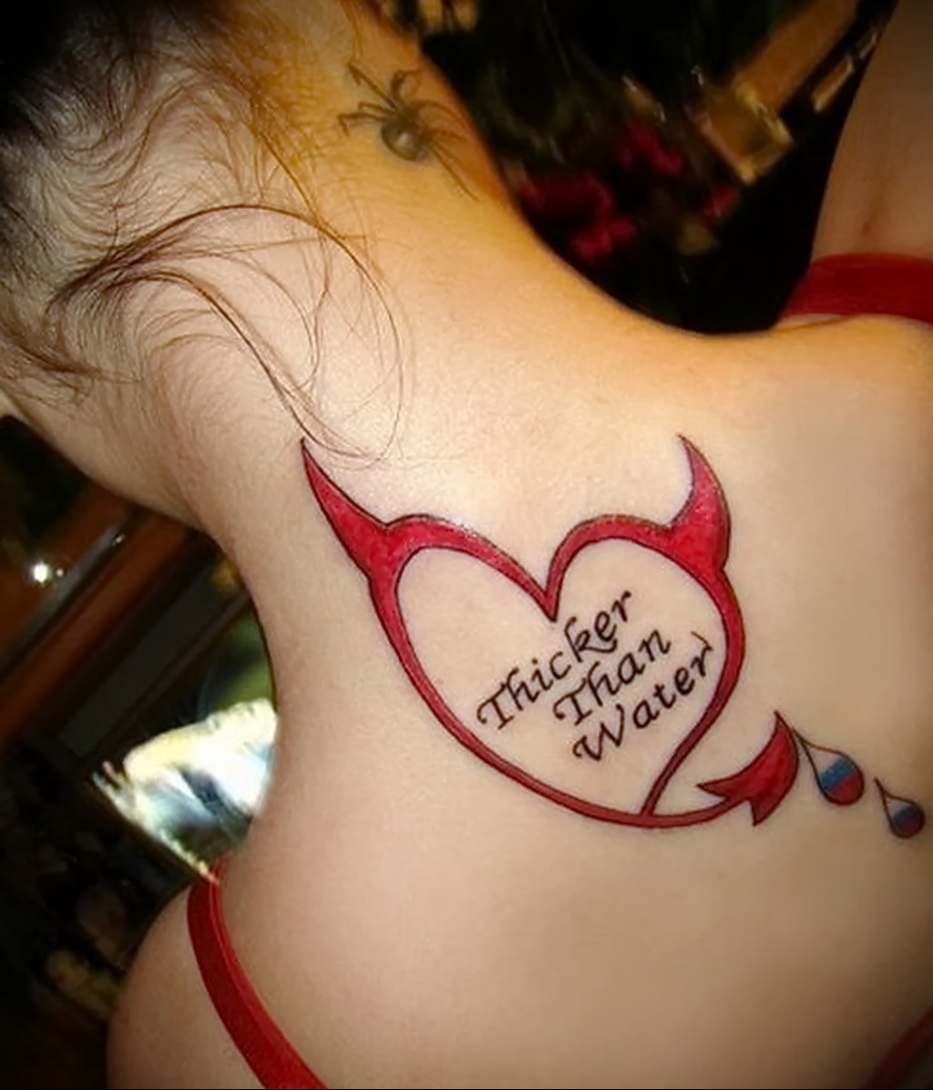 Татуировка сердце с надписью