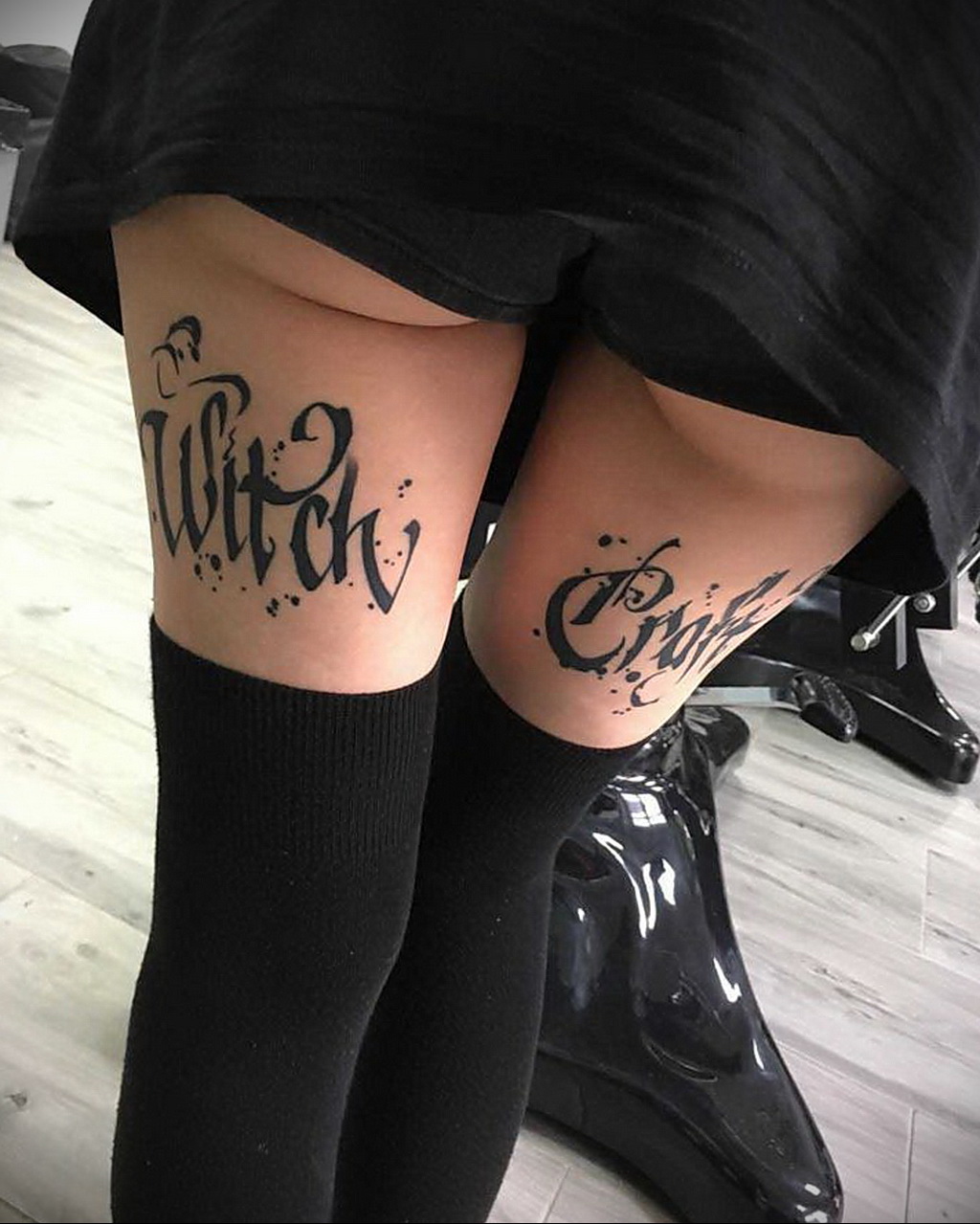 Татуировки на ляшках для девушек надписи