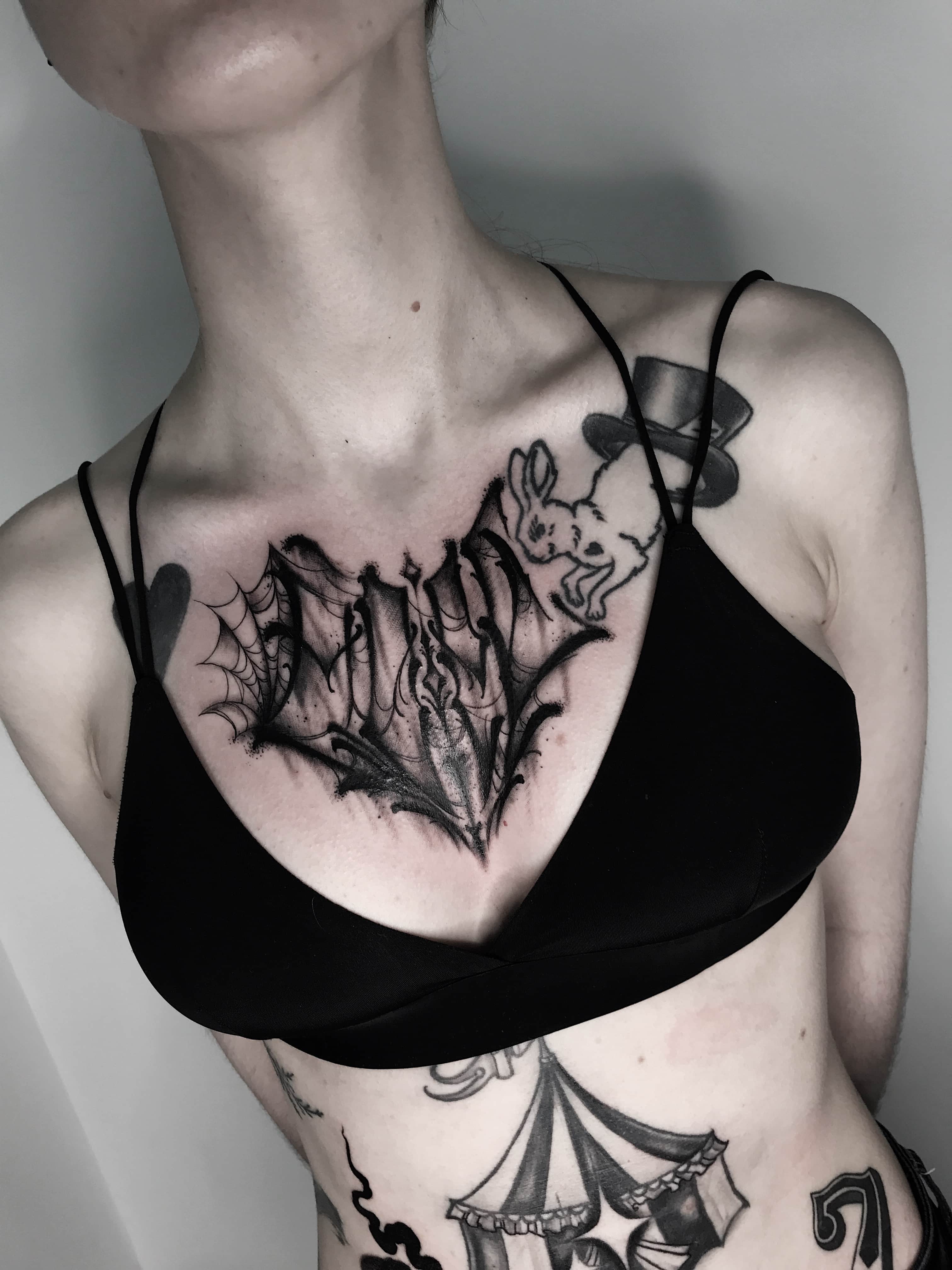 татуировки у женщин на груди фото 85