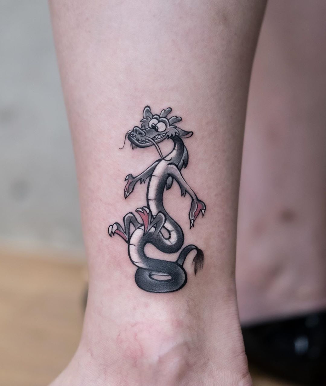 Татуировка дракончик для девушек.