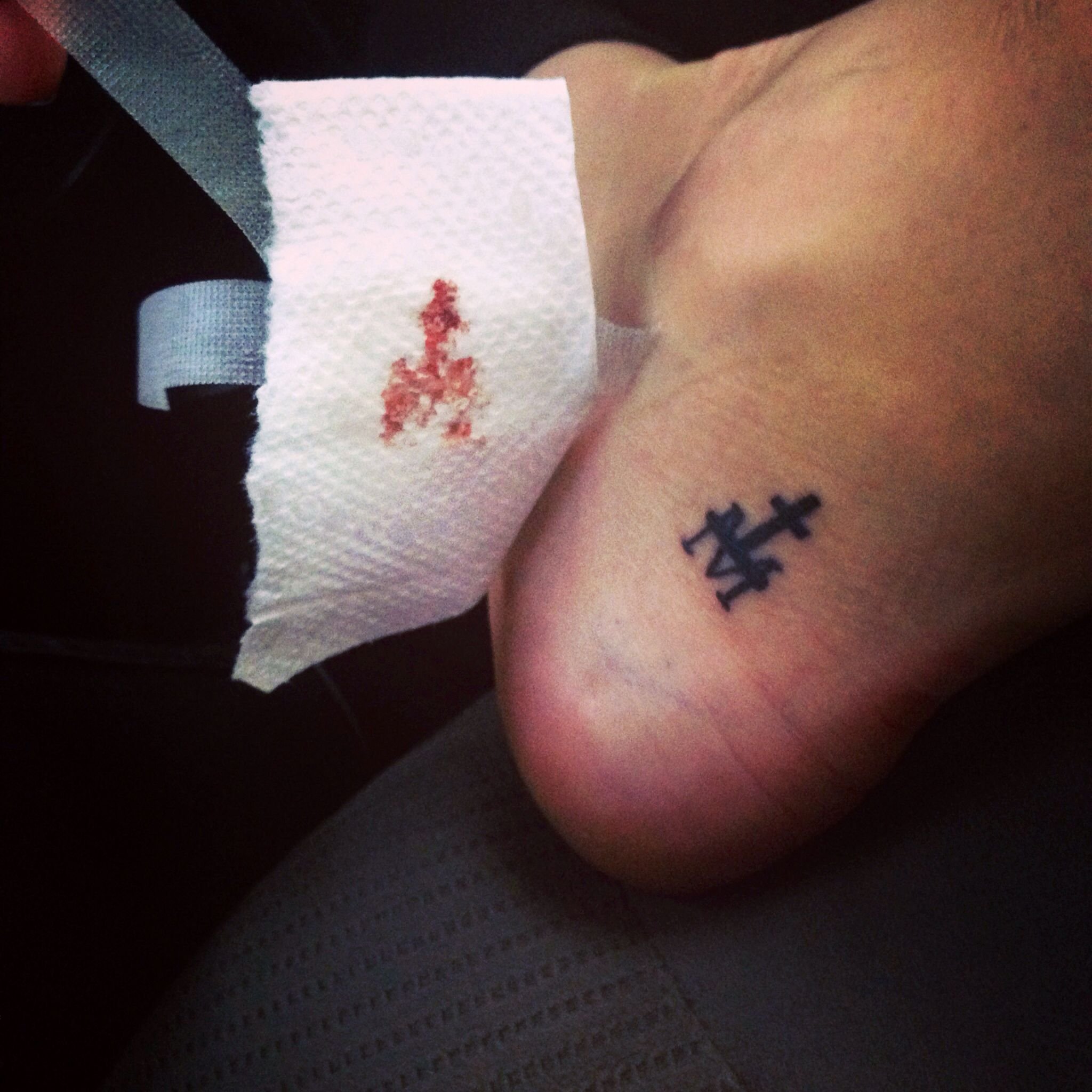 Татуировка с резусом крови.