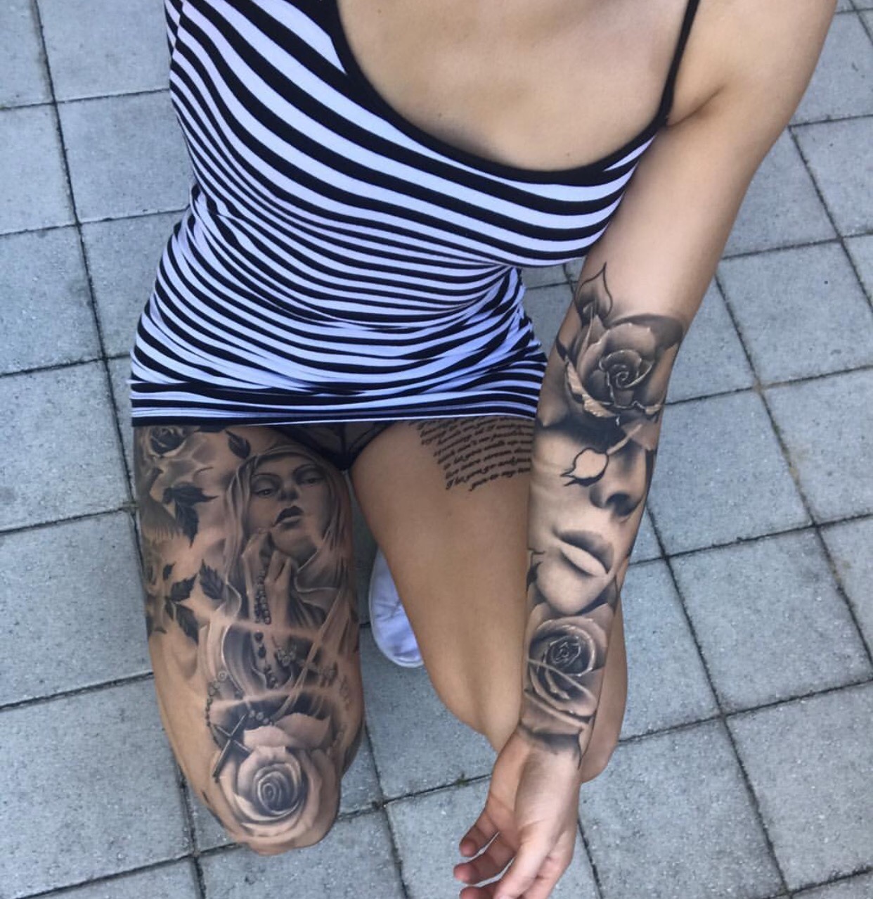 Отважные сучки хвастаются татуировками