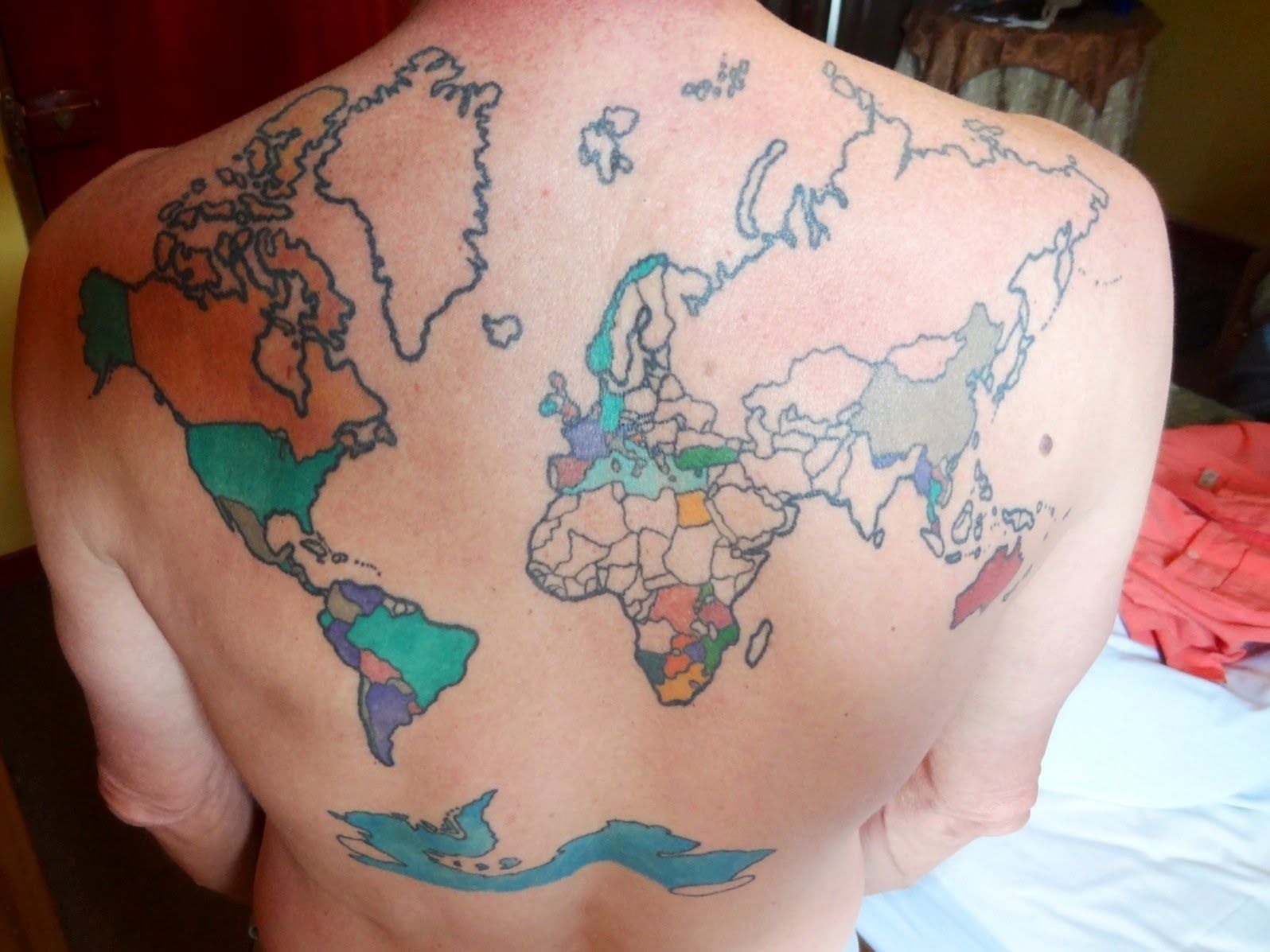 Татуировка в виде карты мира