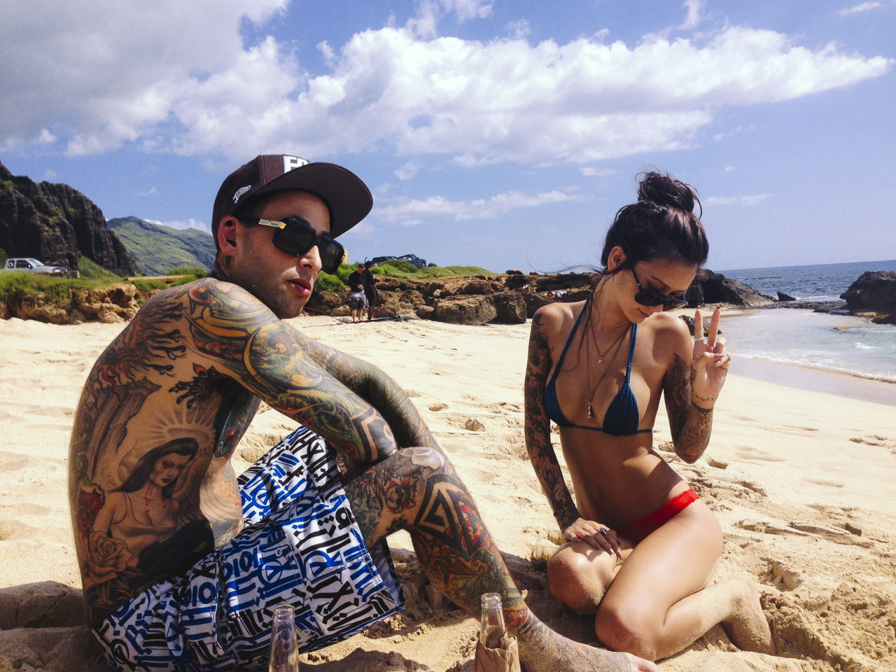 Татуированные люди на пляже