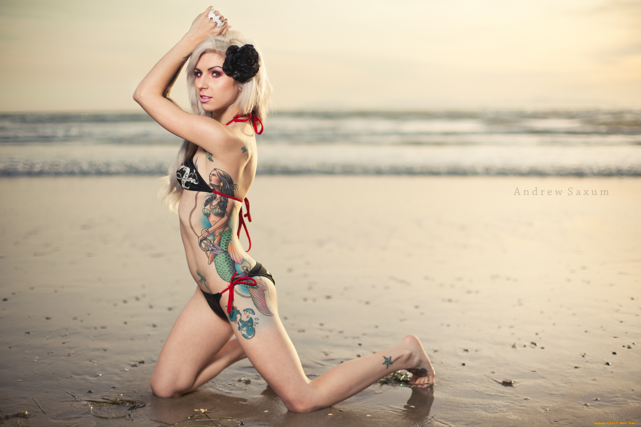 Татуированная девушка на пляже