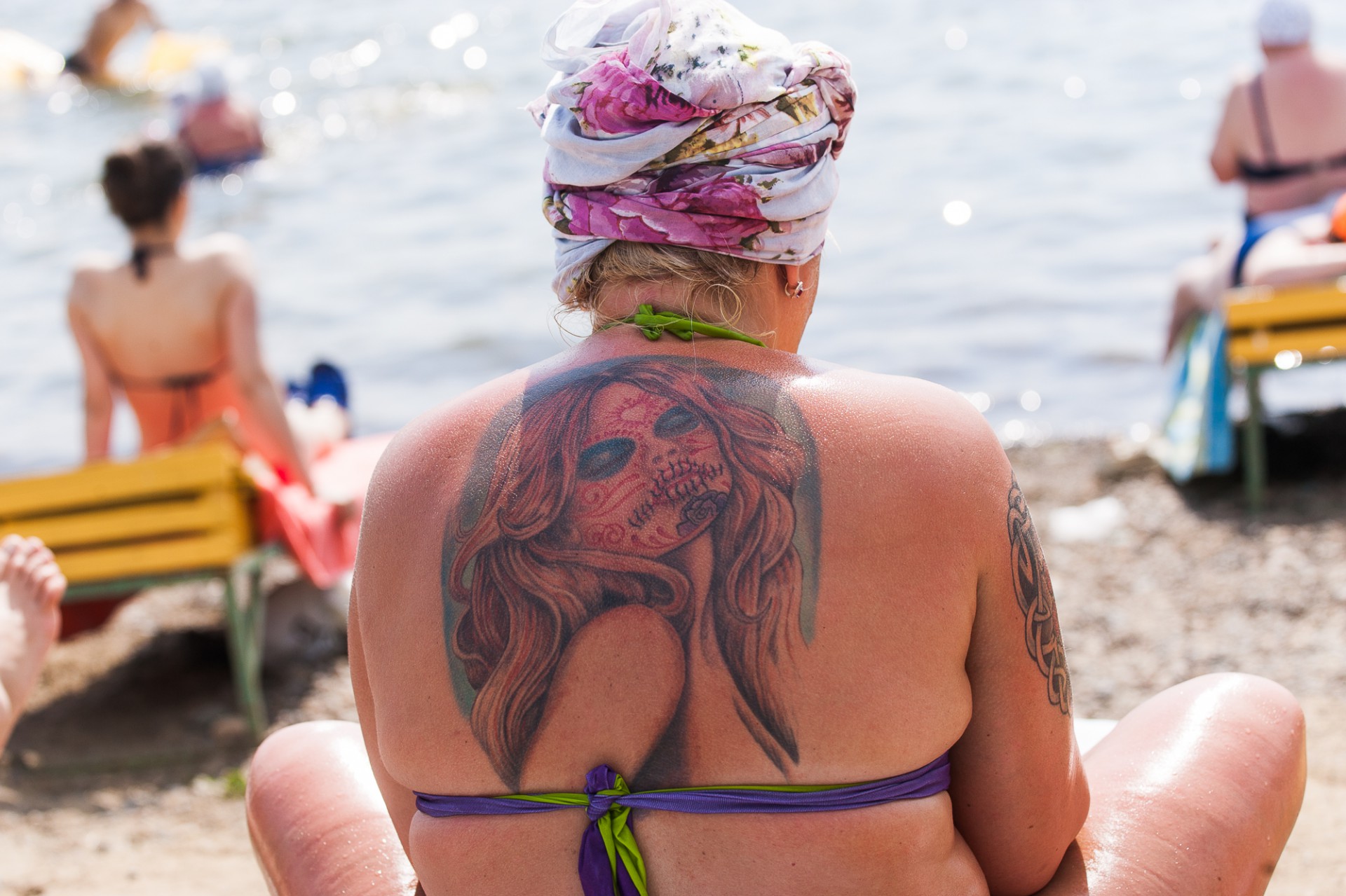 Татуированный тип дал девице в голубых стрингах поскакать на фаллосе