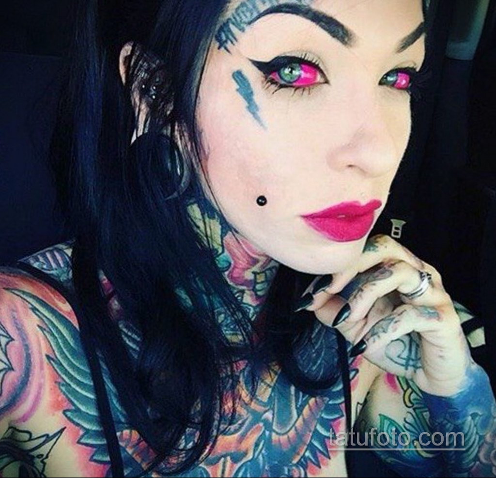 Татуированная девушка с голубыми белками глаз